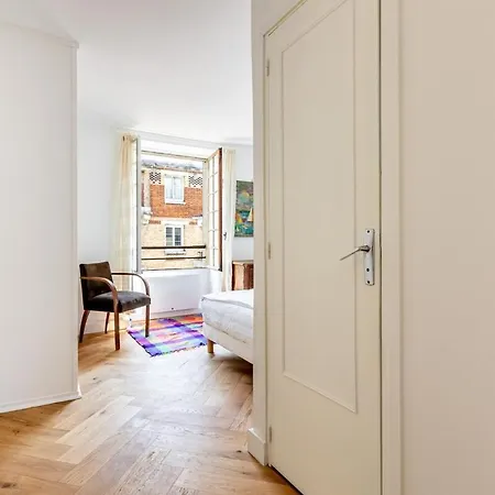 Apartment Parisian In The 5th